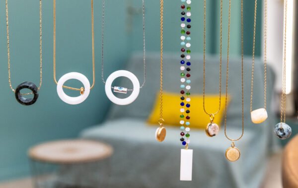 Marbles in circular shape with delicate stainless steel chain